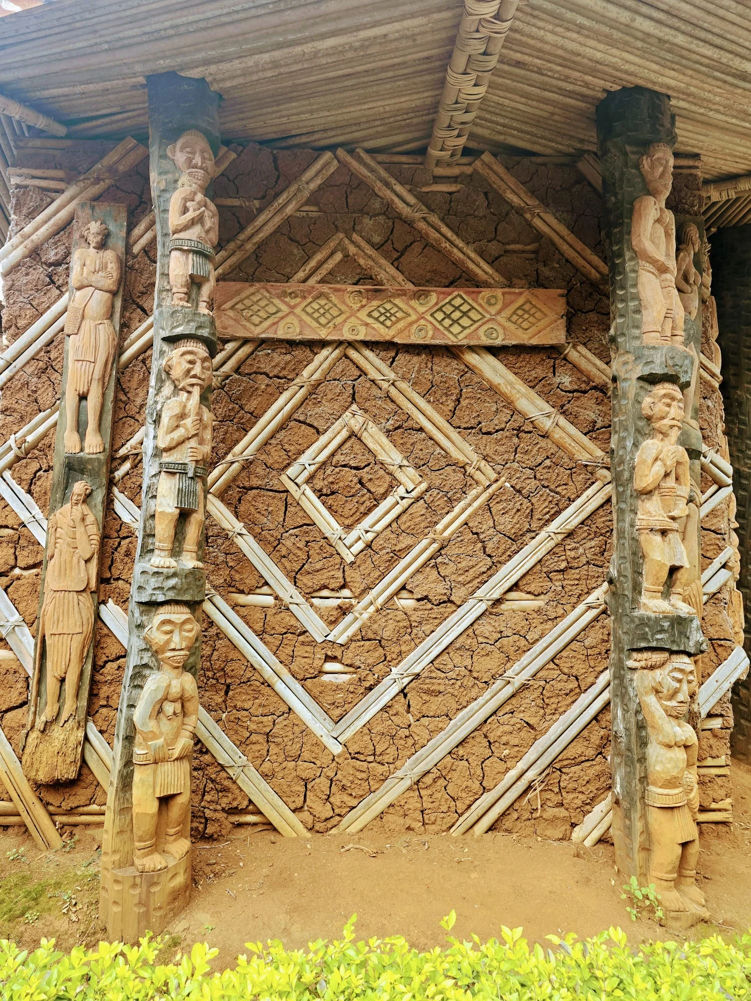 Piliers sculptés, chefferie de Batoufam (Cameroun), 08/2025, par Maeva PIMO